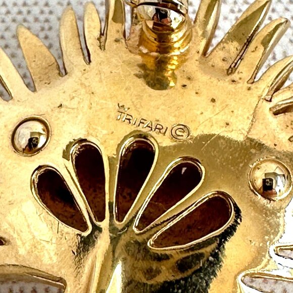 Crown Trifari Thistle Brooch Gold Tone 2.25 Inches - Picture 5 of 9